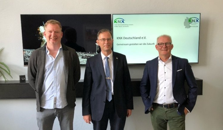 Als Vorstände (v.l.n.r.) wurden Michael Möller von der Voltus GmbH, Hans-Joachim Langels (Vorstandsvorsitzender) von der Siemens AG und Markus Fromm-Wittenberg von der Gira Giersiepen GmbH & Co. KG gewählt. (Fotoquelle: BusSysteme)